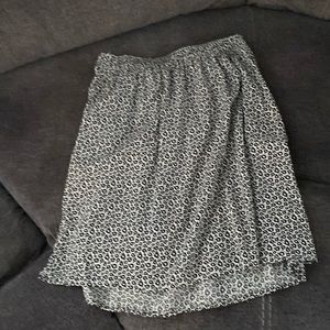 This flowers printed skirt is a size 2 by DIVIDED